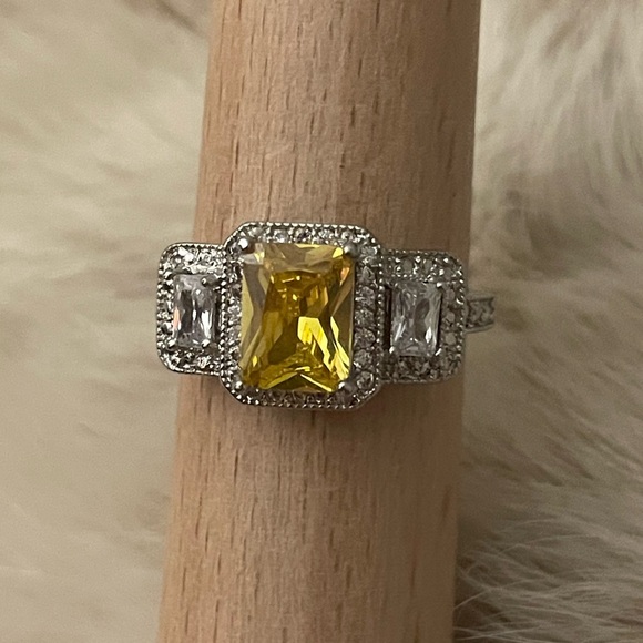 Vintage Jewelry - Art deco style Yellow and Silver Women's Ring statement cocktail fashion ring